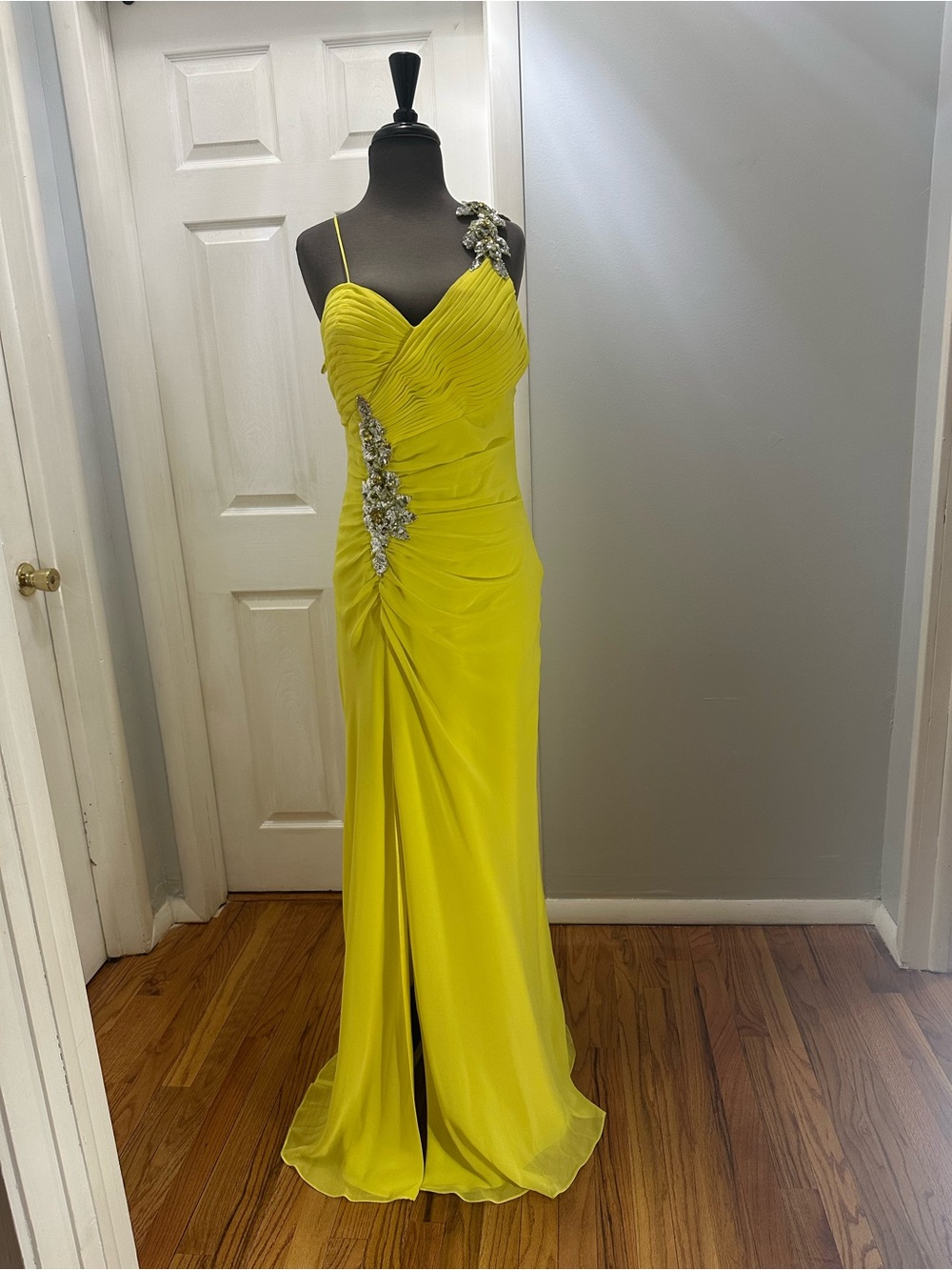 Elegant Yellow Evening Gown with Crystal Embellishments